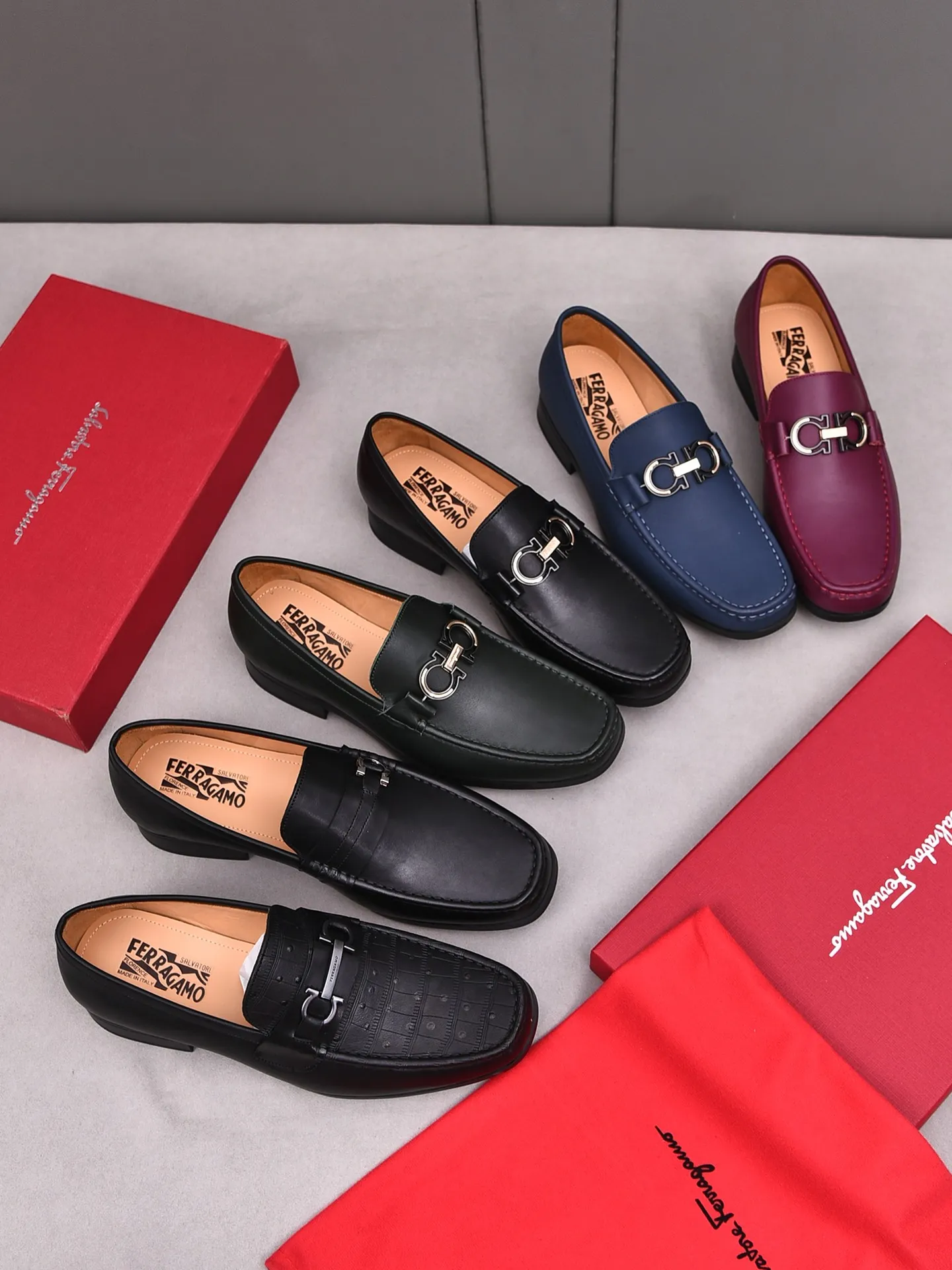 Factory: 250 [Original running volume quality] Brand: Ferragamo (Ferragamo) Size: Men's size 38/44 (45 can be customized) Grade: Same style as the official website High-end quality men's shoes Material: Original first-layer calfskin Water-dyed cowhide lining Original outsole Style category: Men's fashion formal business casual leather shoes Slip-on men's shoes high-top series Young fashion European and American trends British style Casual matching Comfortable feet